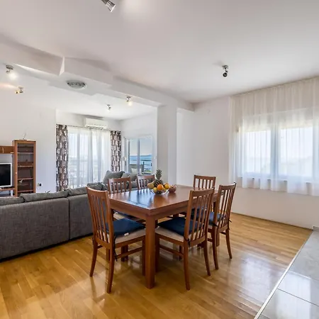 Проживання в сім'ї Casa Di Tenor